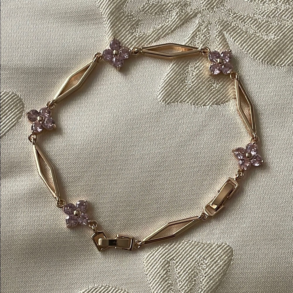 Cute gold plated bracelet with pink flowers
